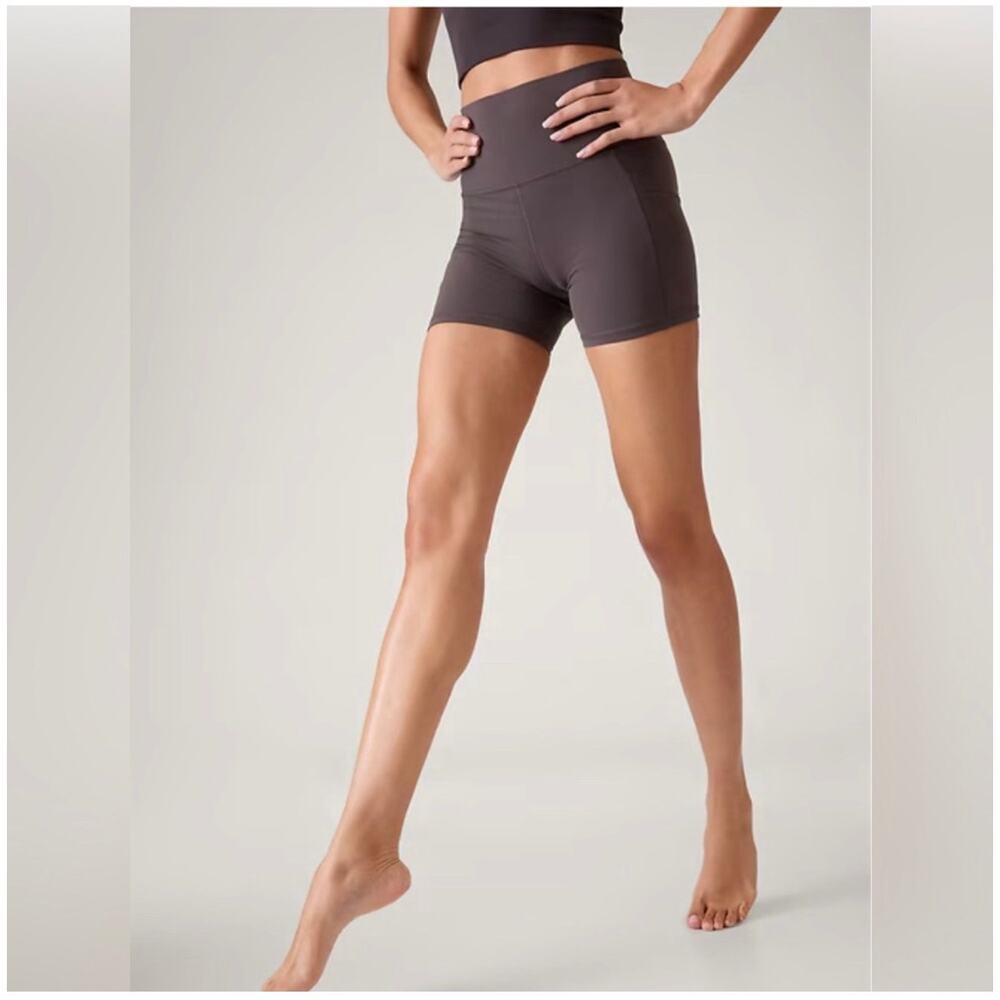 Athleta Shorts Womens Small Gray Salutation Stash 5" Yoga Athleta Workout Gym